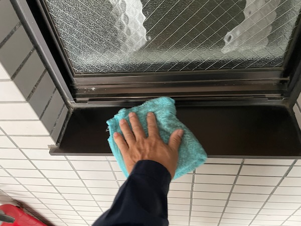 窓枠の清掃